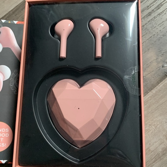 F.A.O Schwarz Music Love Earbuds. - Picture 8 of 9